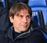 Antonio Conte seduto in panchina