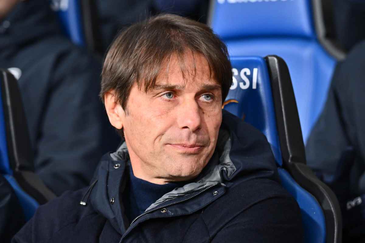 Antonio Conte seduto in panchina