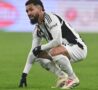 Douglas Luiz accovacciato in campo