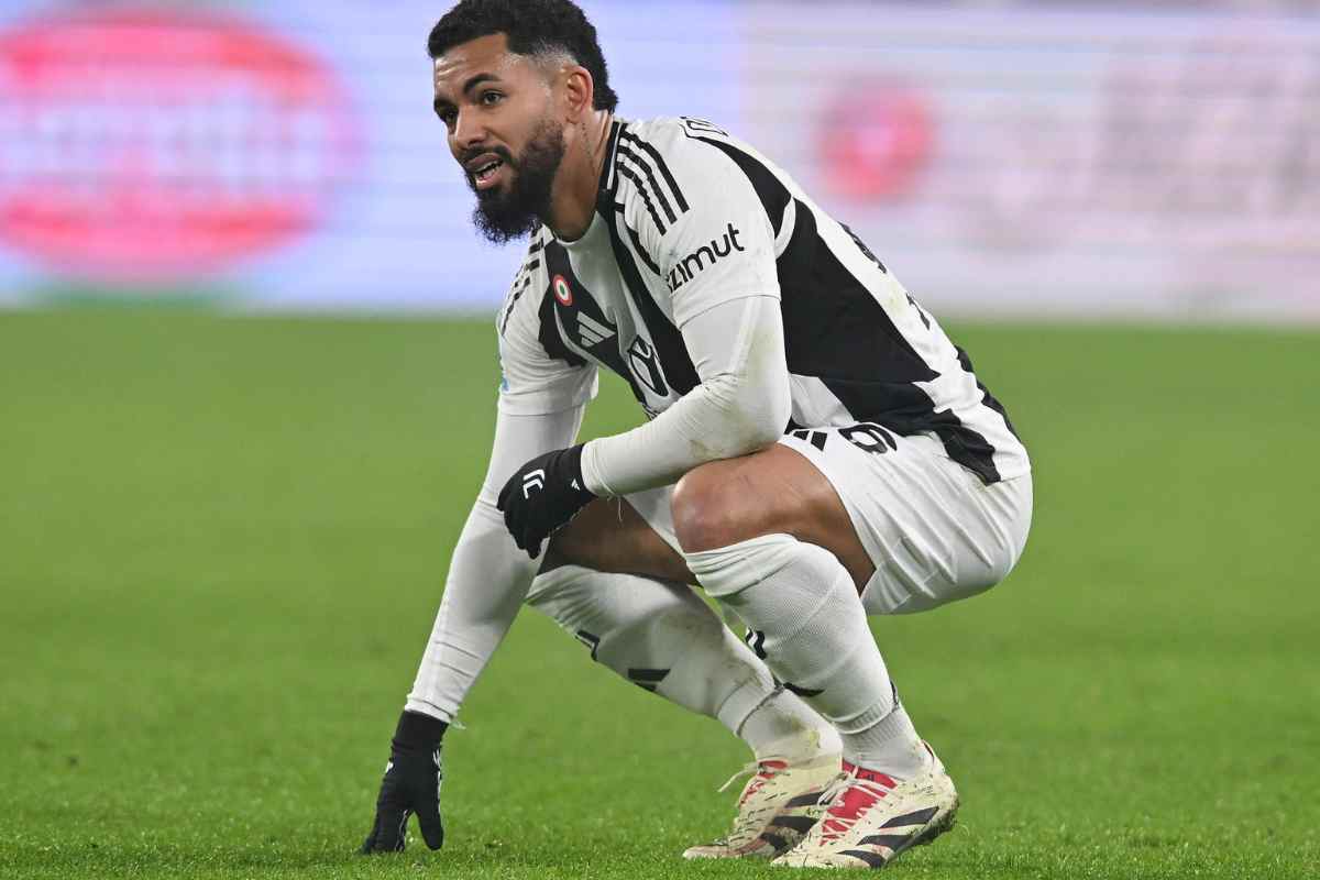 Douglas Luiz accovacciato in campo