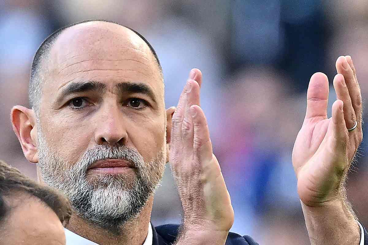 Igor Tudor applaude in campo