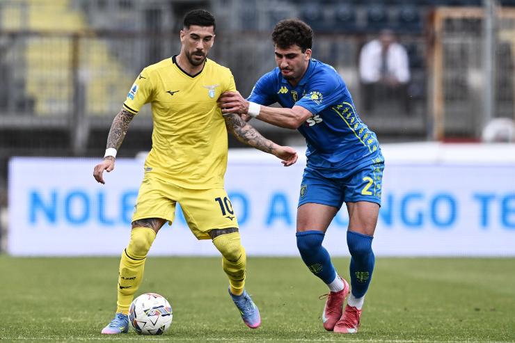 Mattia Zaccagni con il pallone tra i piedi e trattenuto per la maglietta da un avversario