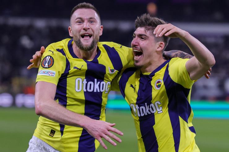 Milan Skriniar esulta con un compagno di squadra