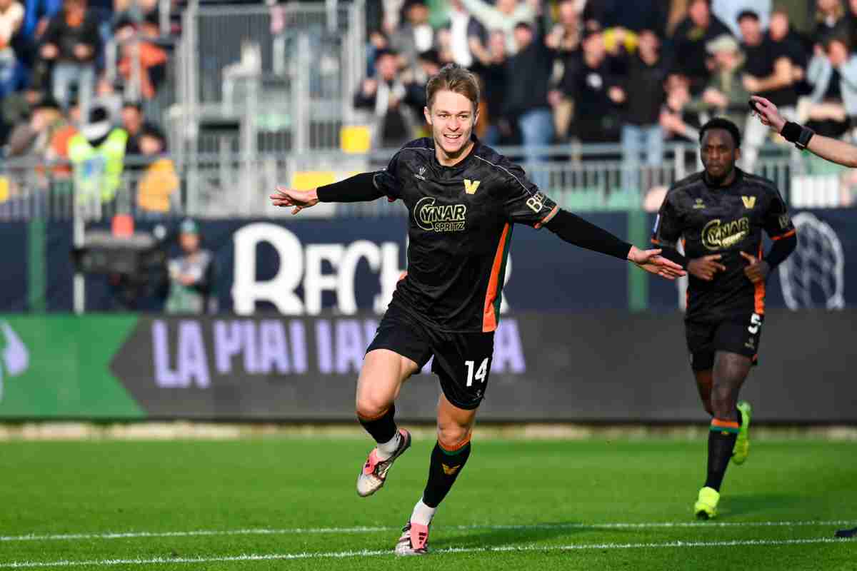 Nicolussi Caviglia esulta dopo un gol con il Venezia