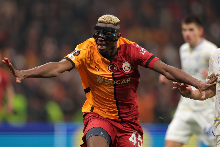 Victor Osimhen esulta dopo il gol