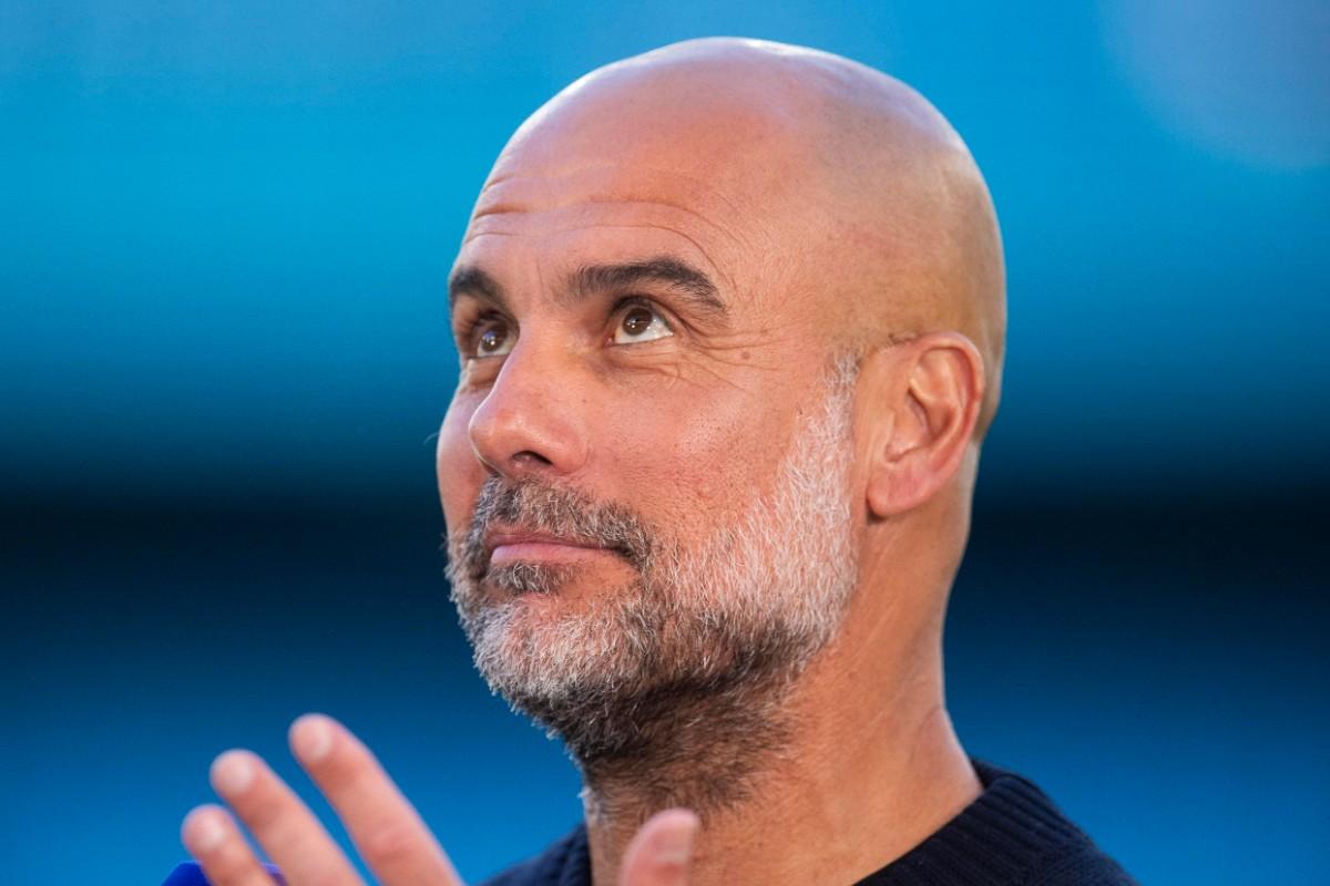 Pep Guardiola alza gli occhi al cielo