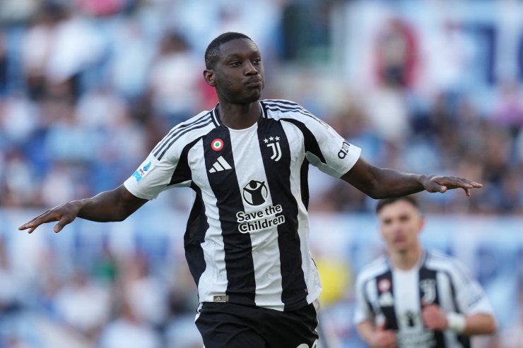 Randal Kolo Muani mentre allarga le braccia per festeggiare un gol