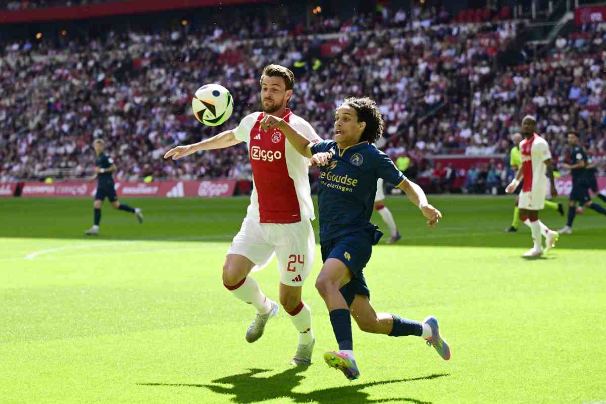 Rugani con la maglia dell'Ajax
