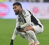 Douglas Luiz accovacciato in campo