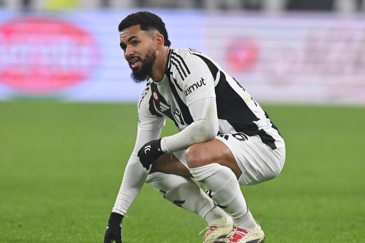 Douglas Luiz accovacciato in campo
