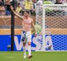 L'attaccante della Juventus Dusan Vlahovic saluta i tifosi