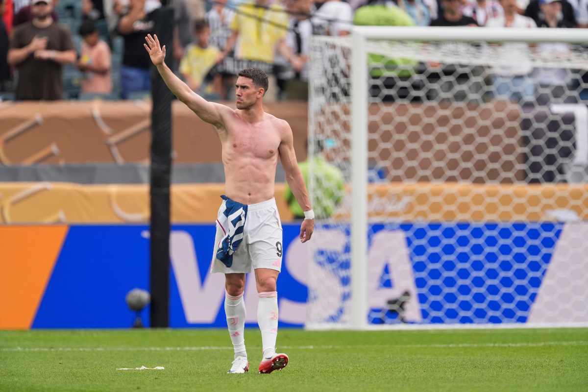 L'attaccante della Juventus Dusan Vlahovic saluta i tifosi