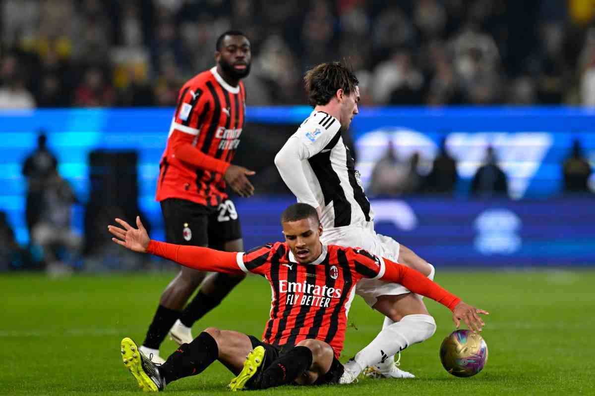 Dusan Vlahovic in azione contro il Milan