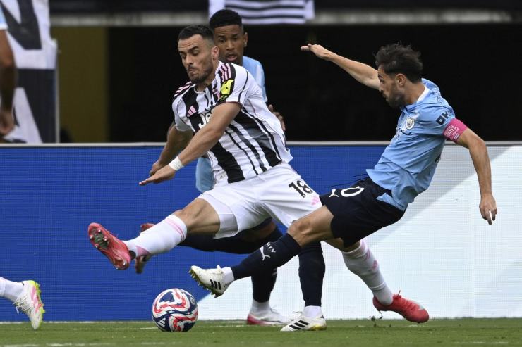 Filip Kostic in azione contro il Manchester City