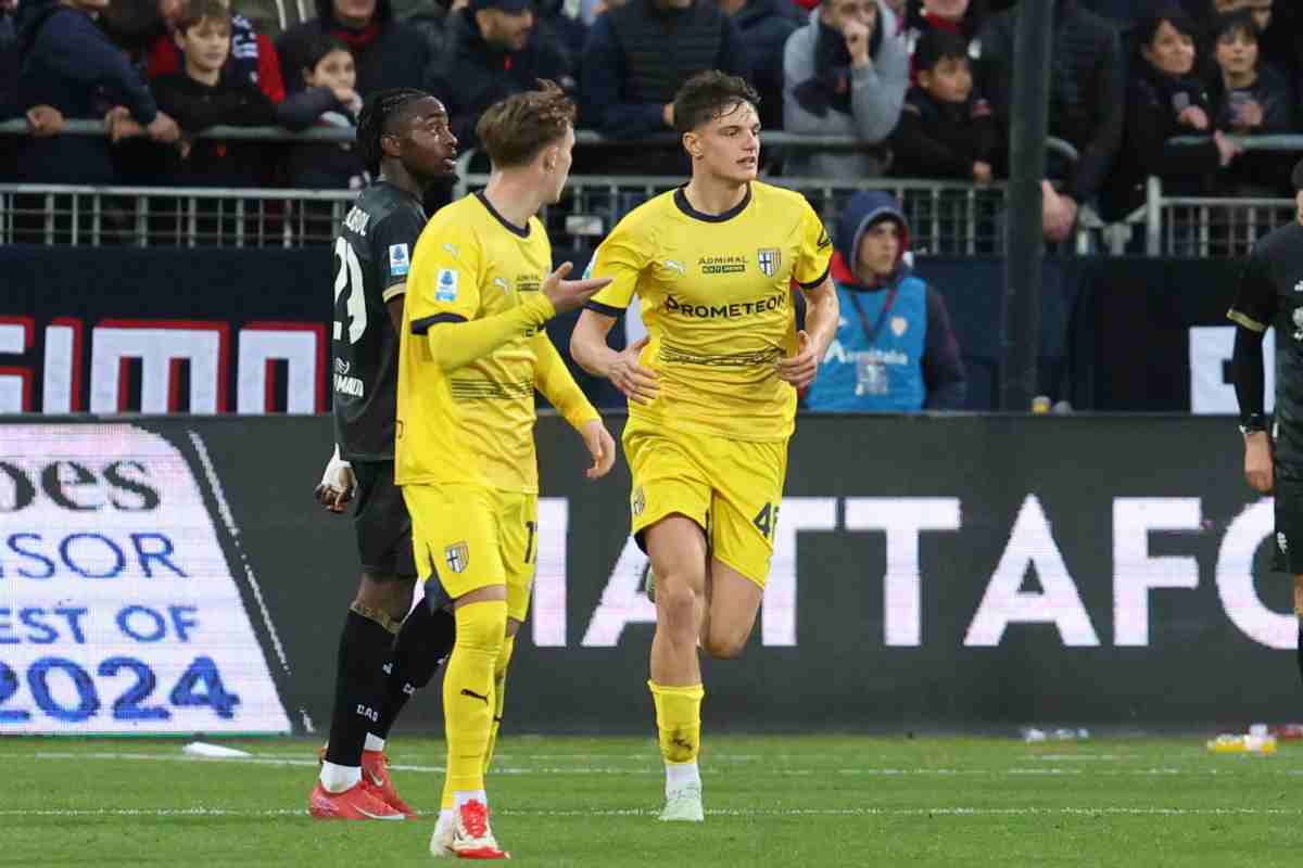 Giovanni Leoni esulta dopo il gol al Cagliari