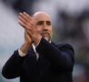 Igor Tudor in primo piano e mentre plaude ai tifosi