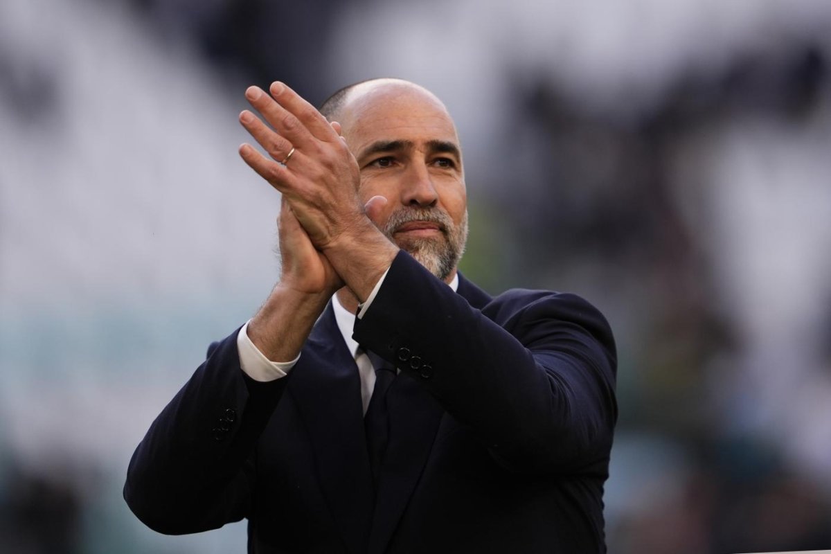 Igor Tudor in primo piano e mentre plaude ai tifosi