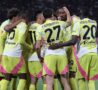 Giocatori della Juventus si abbracciano per festeggiare un gol