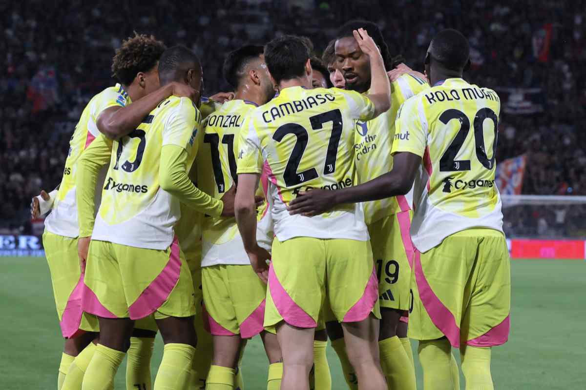 Giocatori della Juventus si abbracciano per festeggiare un gol