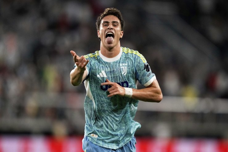 Kenan Yildiz festeggia un gol mostrando la lingua