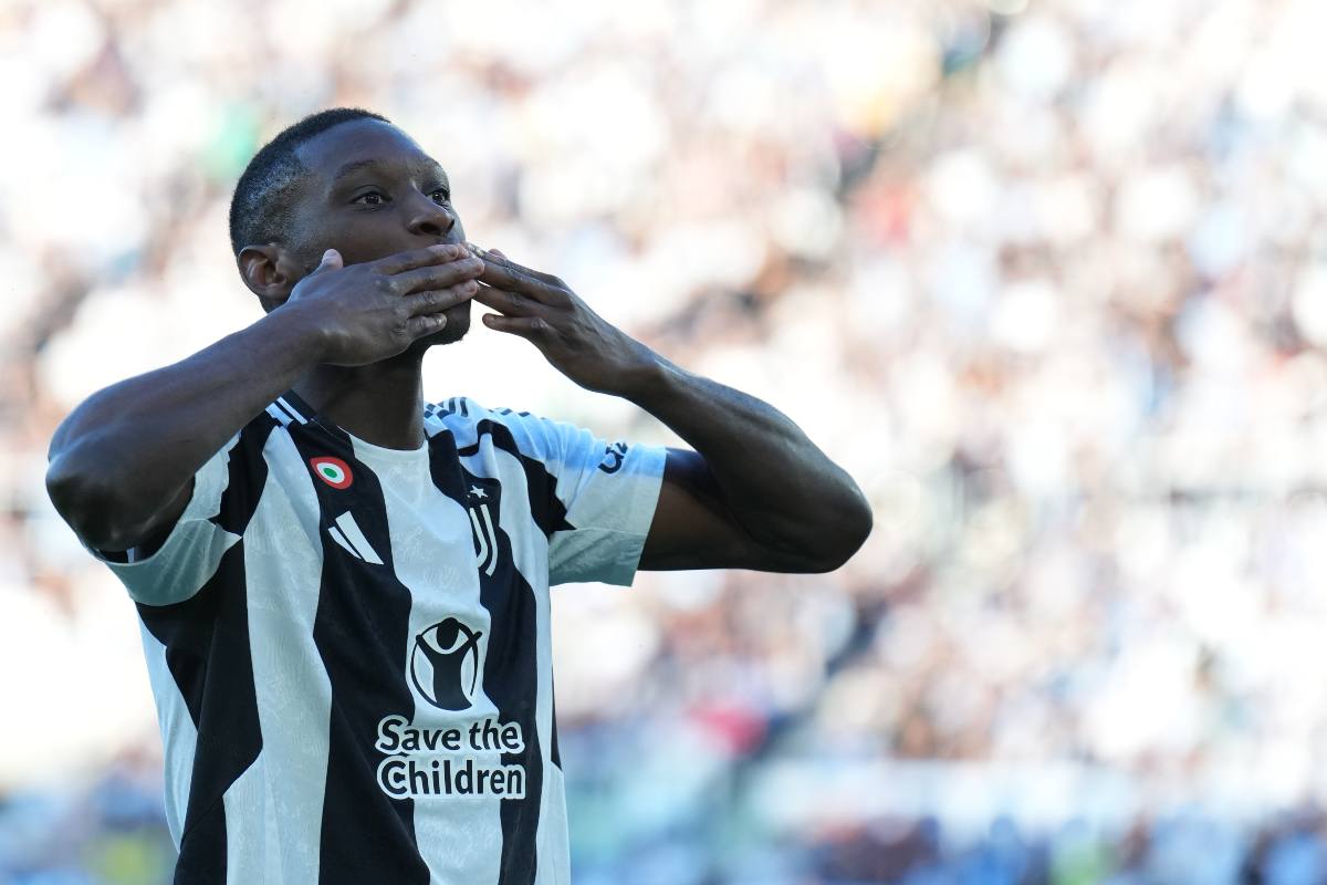 Randal Kolo Muani con la maglia della Juventus