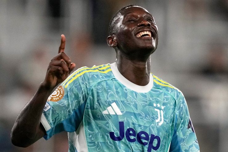 Kolo Muani esulta dopo la rete nel Mondiale per Club