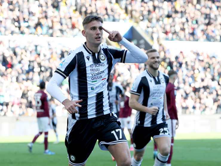 Lorenzo Lucca esulta dopo un gol