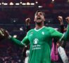 Mattia Perin esulta dopo una vittoria