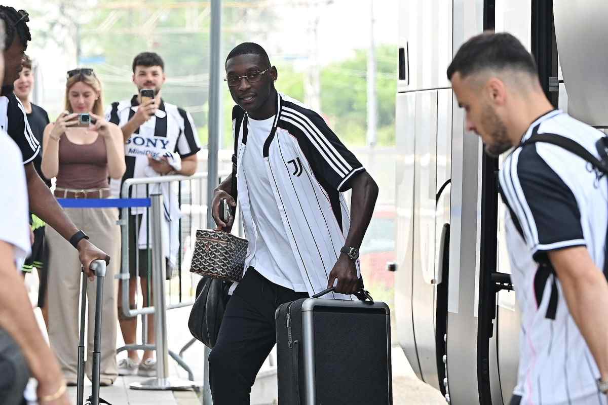 Randal Kolo Muani con la valigia in mano
