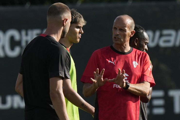Allegri dà indicazioni ai giocatori del Milan