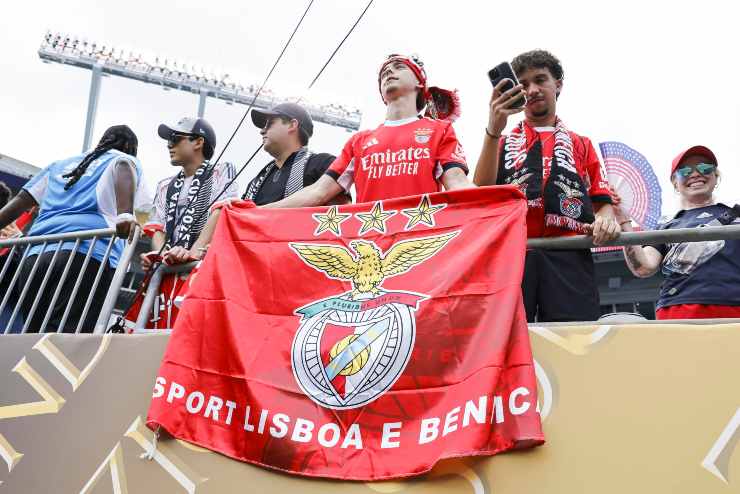 Tifosi con una bandiera del Benfica