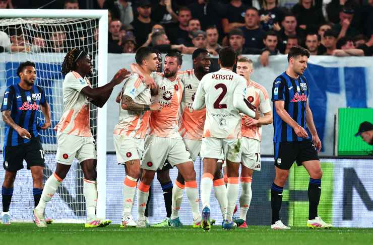 Giocatori della Roma esultano dopo un gol