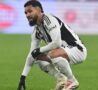 Douglas Luiz accovacciato a terra