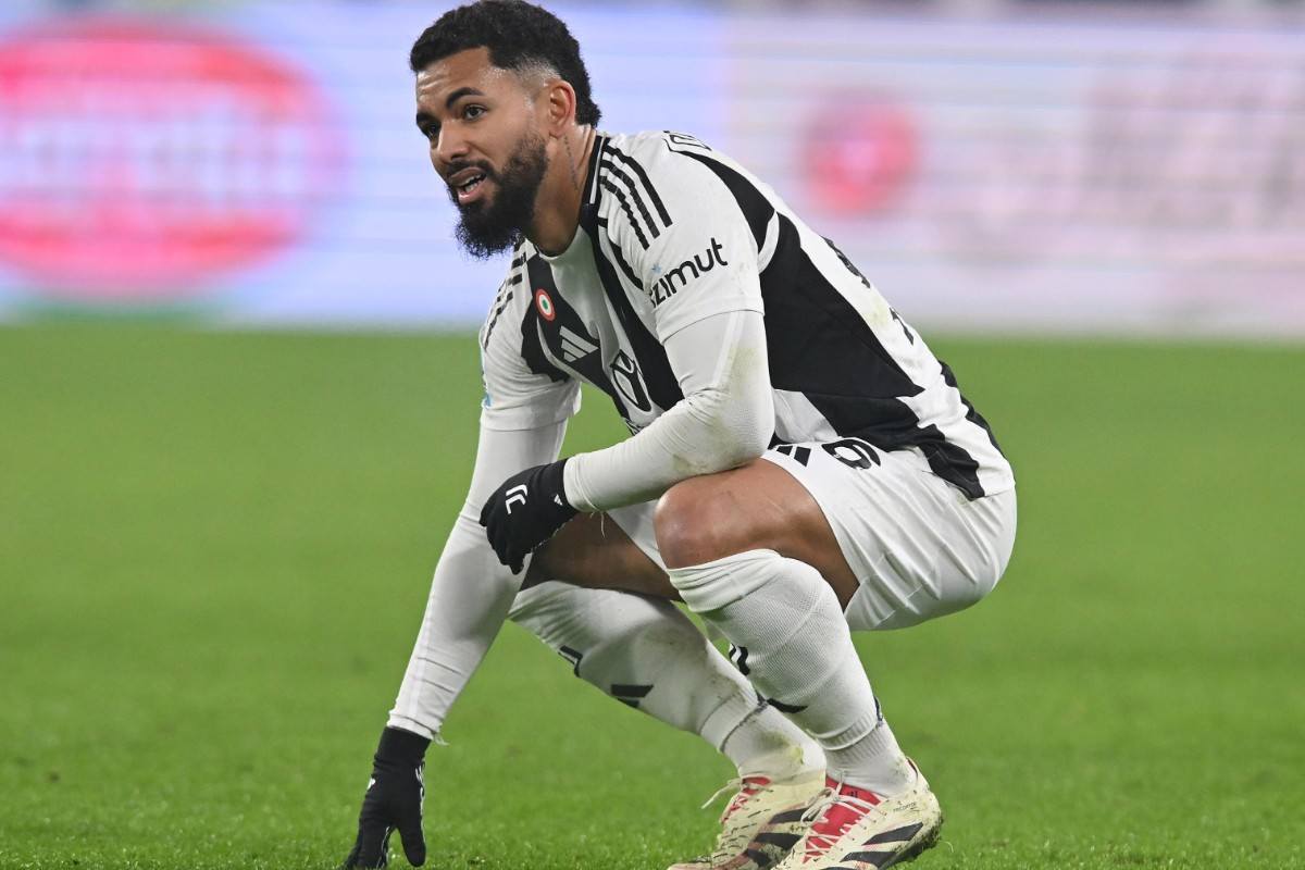 Douglas Luiz accovacciato a terra