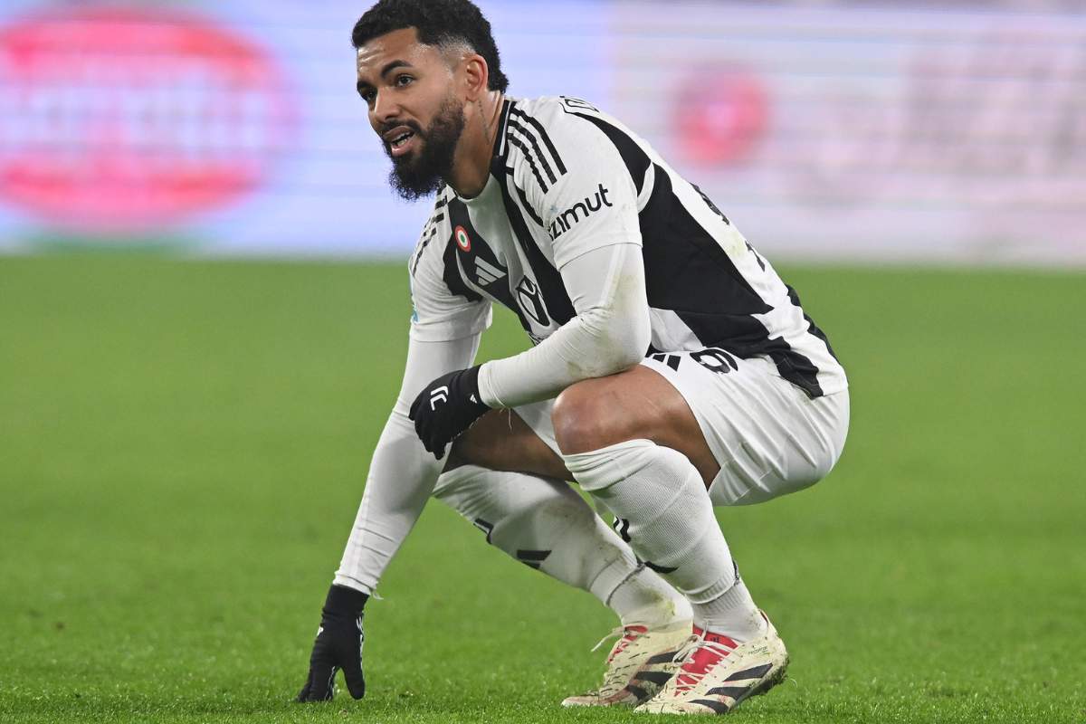 Douglas Luiz accovacciato sul campo 