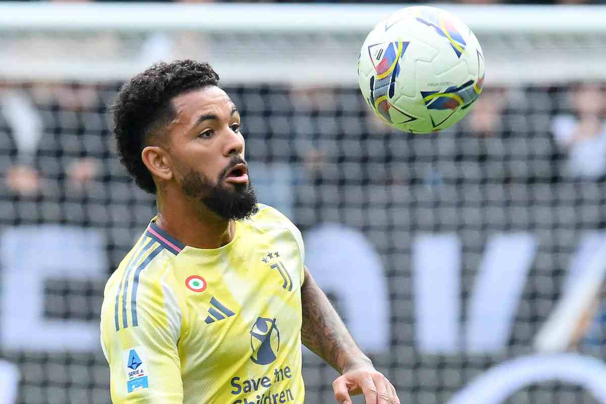 Douglas Luiz in campo con la Juve