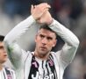 Dusan Vlahovic saluta i tifosi con le braccia alzate