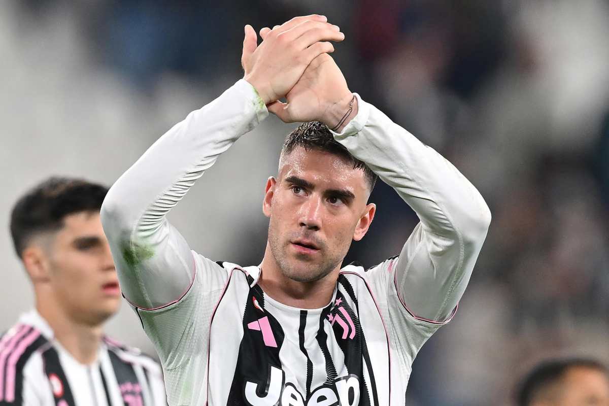 Dusan Vlahovic saluta i tifosi con le braccia alzate