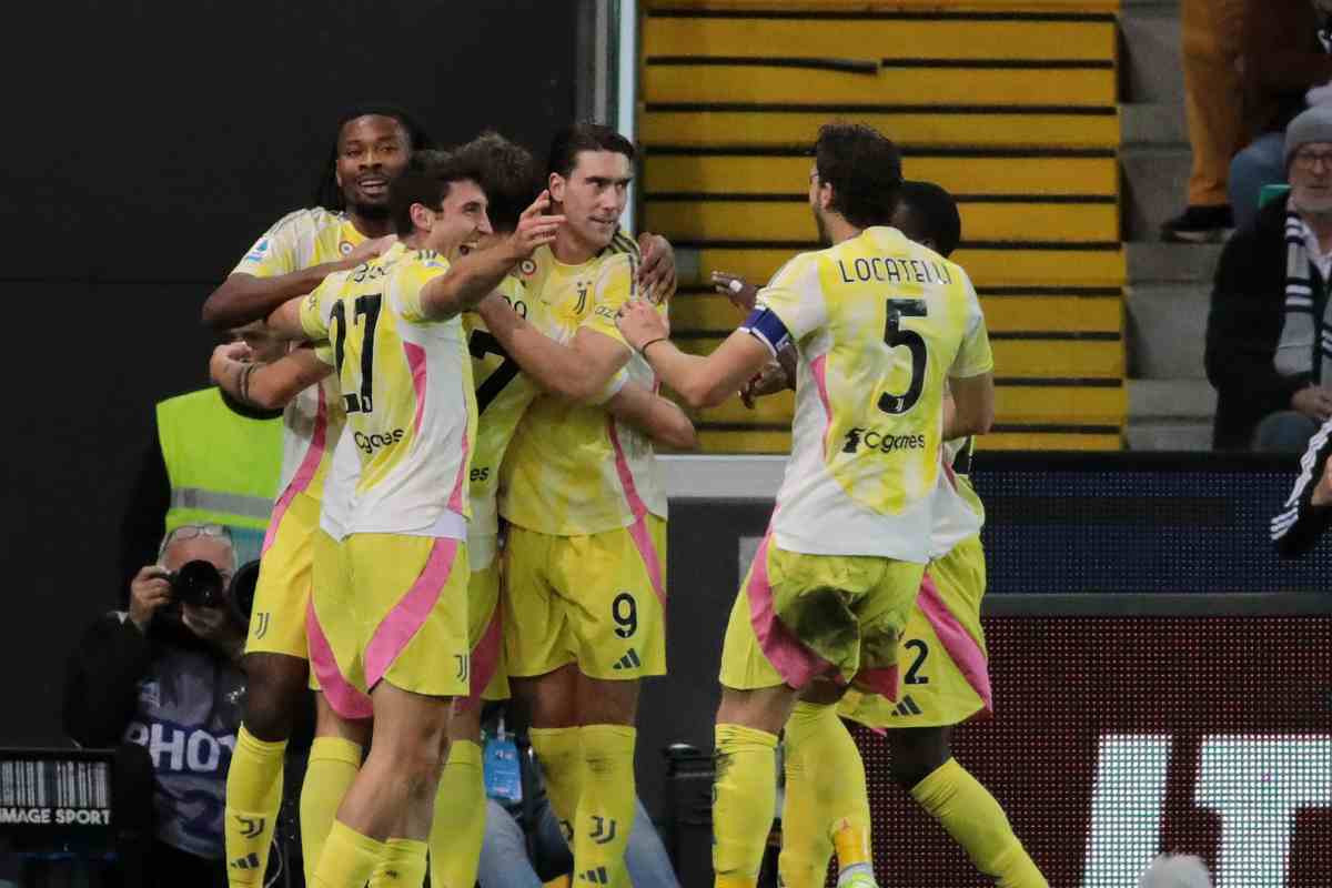 Savona esulta con i compagni dopo il gol