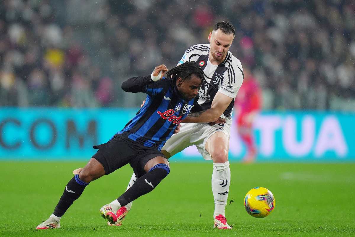 Lookman e Gatti lottano per il pallone
