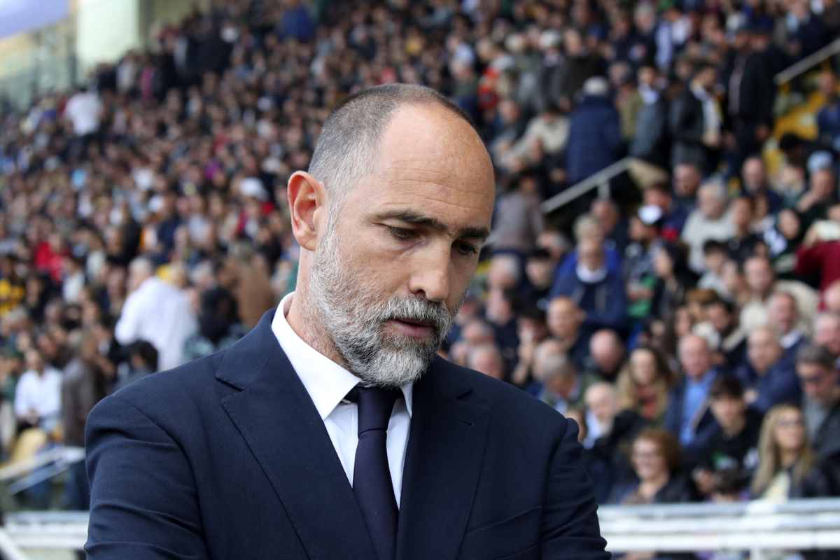 Igor Tudor in primo piano e a capo chino
