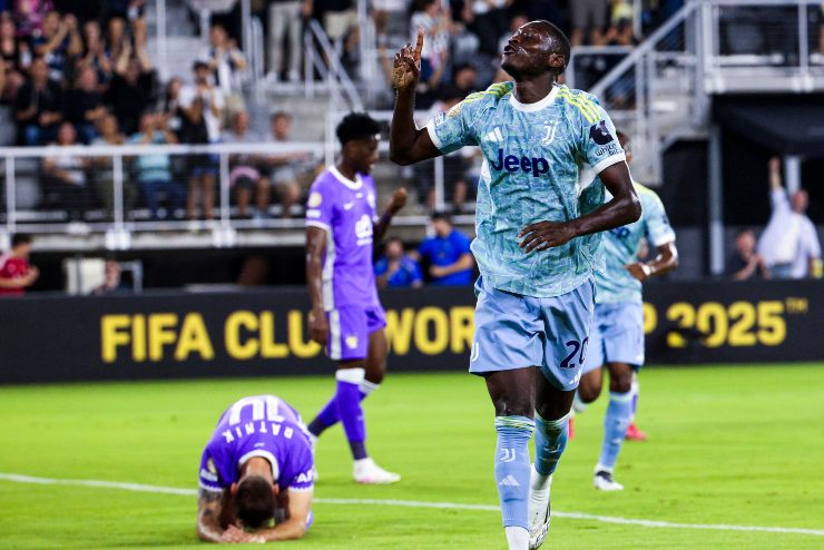 Randal Kolo Muani esulta dopo il gol