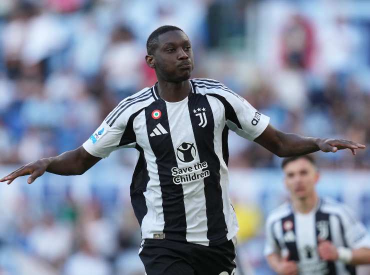 L'attaccante francese Kolo Muani esulta dopo un gol