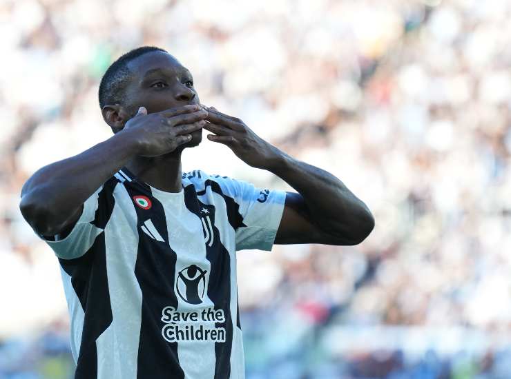 L'attaccante Kolo Muani con la maglia della Juventus 