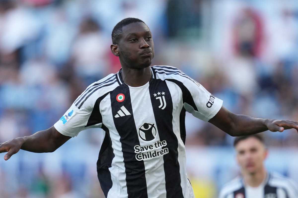 Kolo Muani festeggia con i suoi compagni il gol