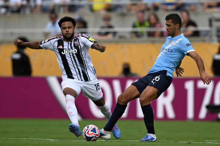 Mckennie cerca di contendere un pallone a Rodri