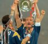 Gianluca Vialli alza la Champions vinta con la Juve