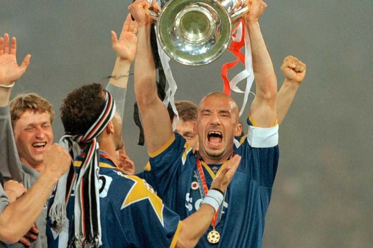 Gianluca Vialli alza la Champions vinta con la Juve 