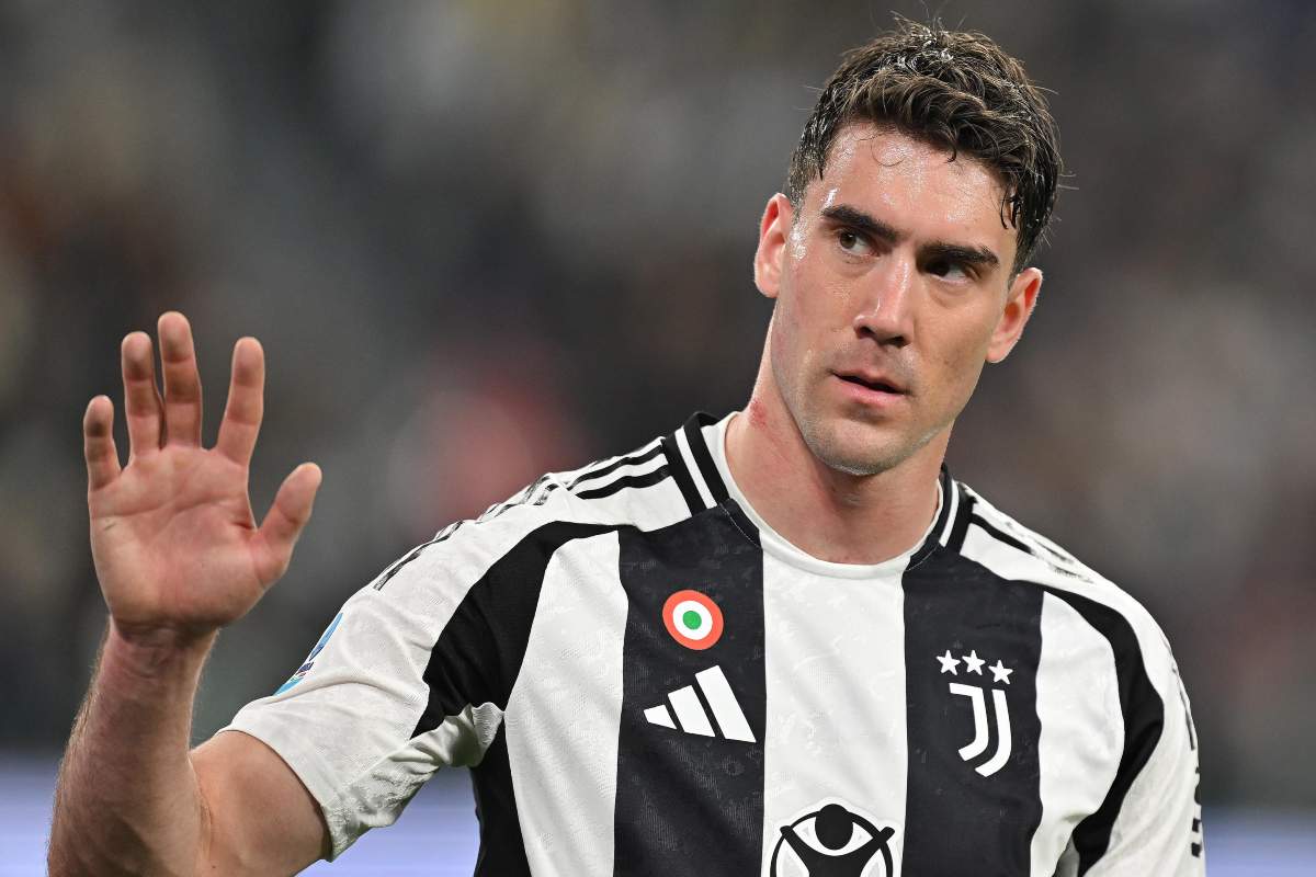 Dusan Vlahovic saluta i tifosi