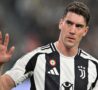 Dusan Vlahovic saluta i tifosi della Juve